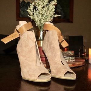 Zigi Soho Size 8 Tan Ankle-strap Wedge Bootie